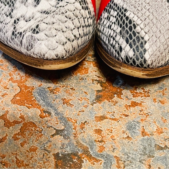 🌹Toms Snake/Python Print Red, Black & White Flats! - Picture 13 of 13